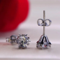 Preview: Trendige Solitär-Ohrstecker mit Zirkonia – Eleganter Brautschmuck